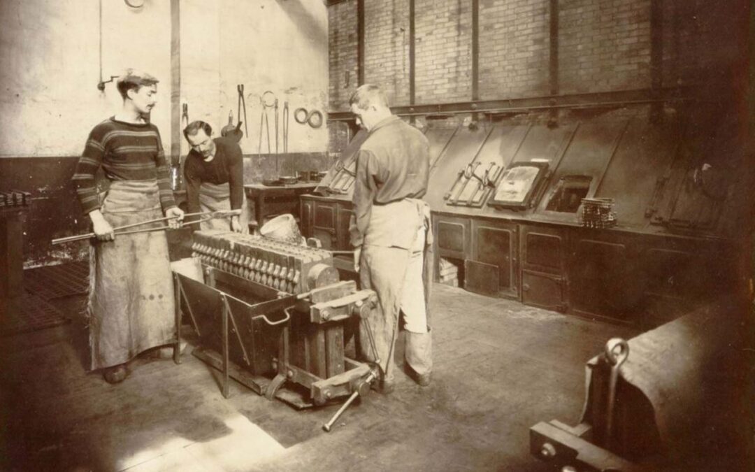 Hand over the money!